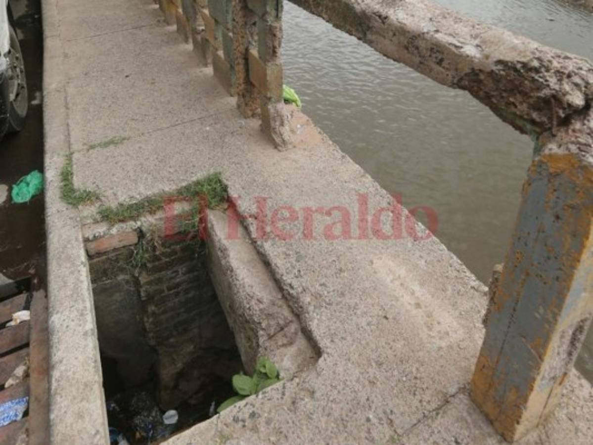 Peatones corren peligro por un tragante sin tapadera en el paseo Marco Soto