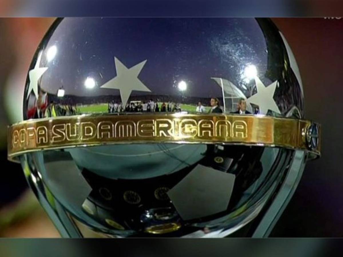 Conmebol entrega la Copa Sudamericana al Chapecoense  