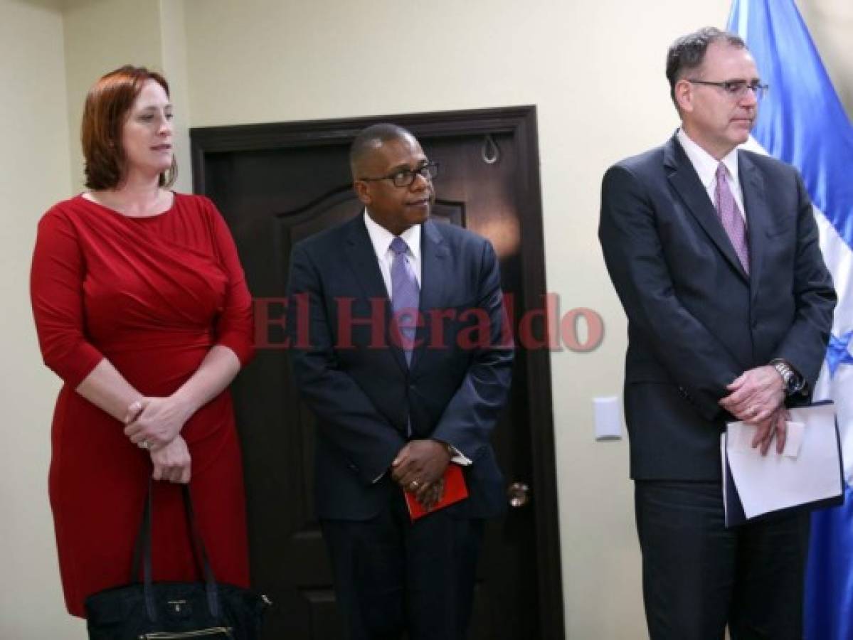 Heide Fulton, Brian S. Nichols y John Creamer tras la reunión con el presidente Hernández.