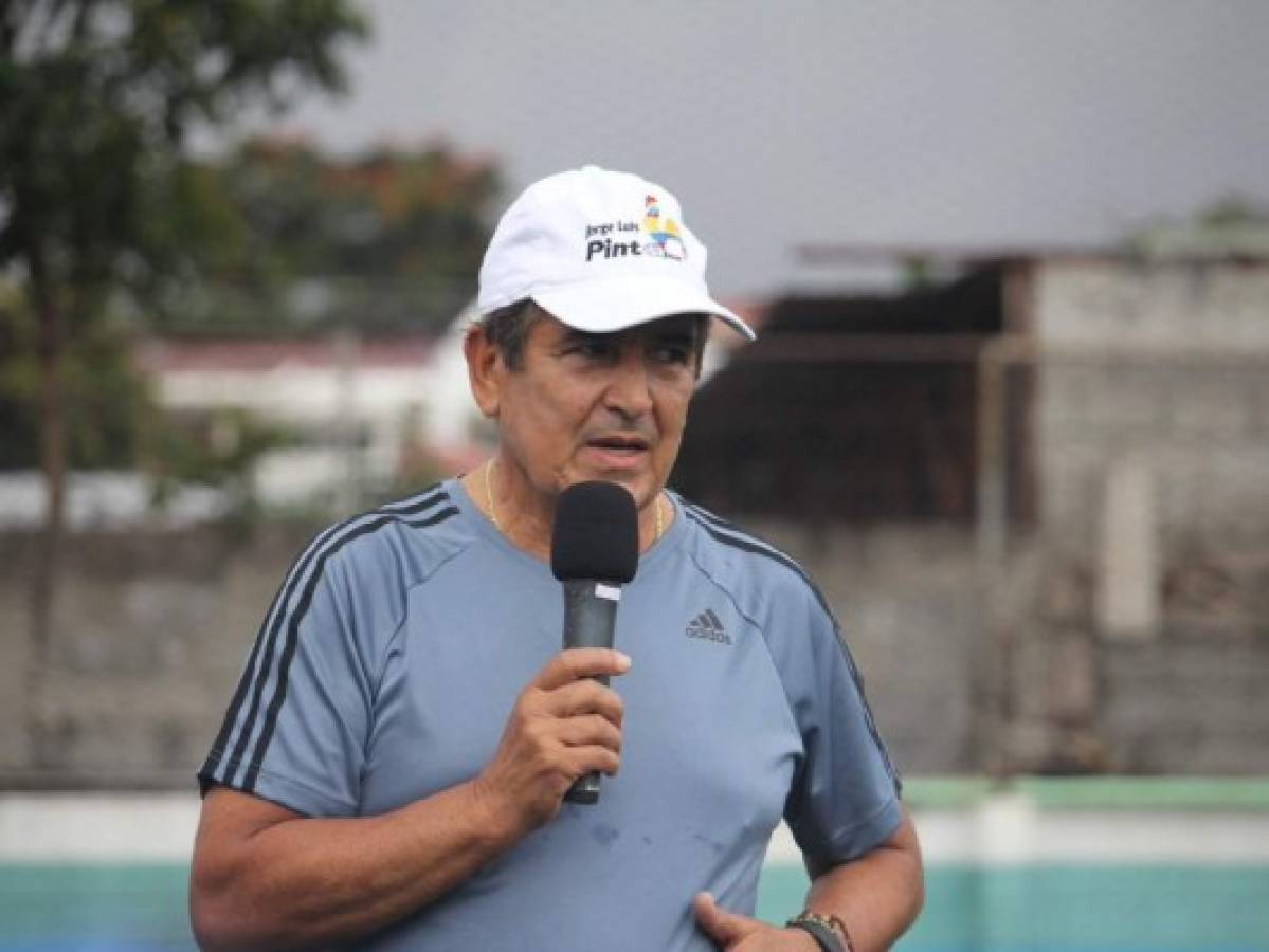 Jorge Luis Pinto coquetea nuevamente con Costa Rica