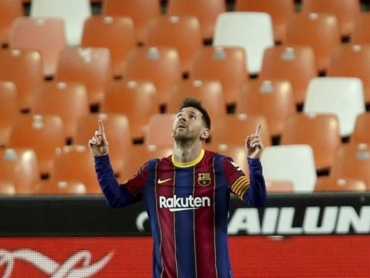 Messi mantiene al Barcelona cerca de la cima en España