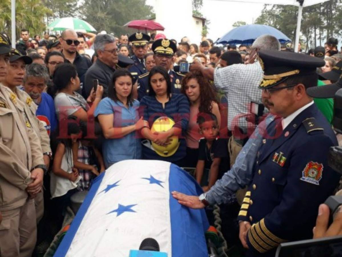 Dan el último adiós a bombero Felipe Varela en cementerio en San Matías