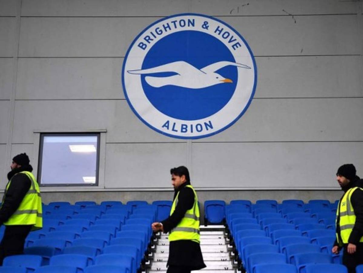 Detienen a tres hinchas por racismo y homofobia en Inglaterra