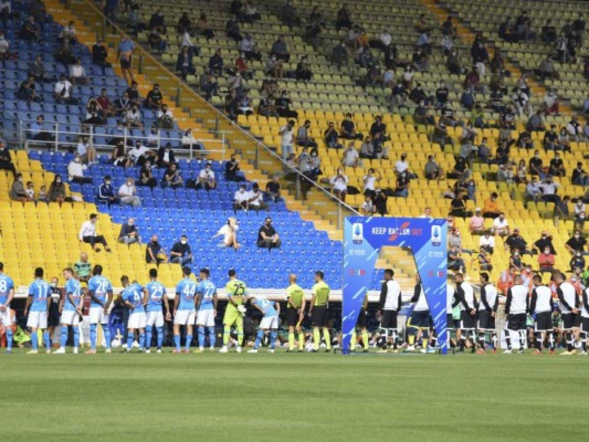 Napoli vence 2-0 Parma con hinchas en las gradas