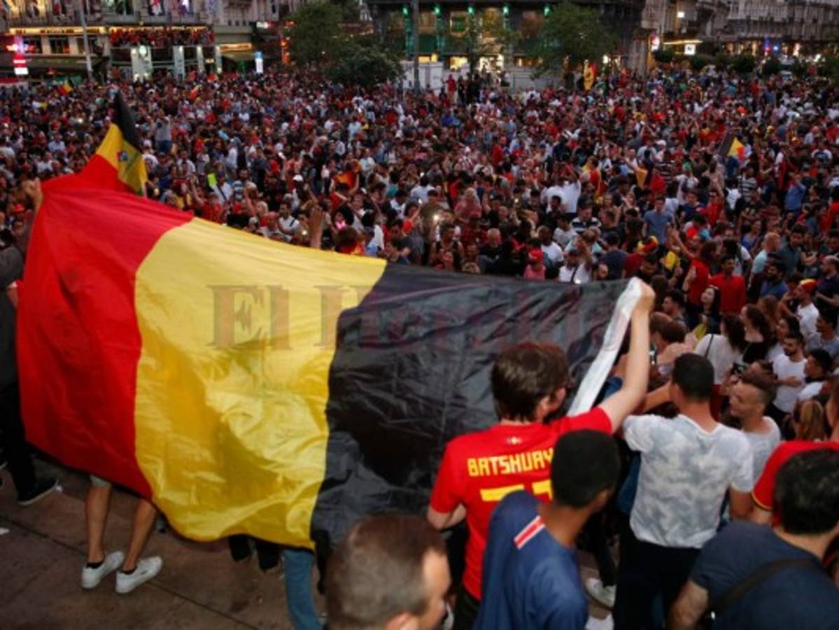 Los aficionados se concentraron en una plaza de Bruselas para celebrar la victoria ante Brasil. Foto: Agencia AFP.