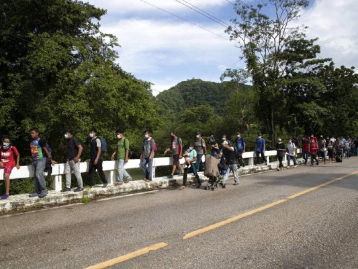 Caravana de migrantes hondureños se disuelve en el norte de Guatemala
