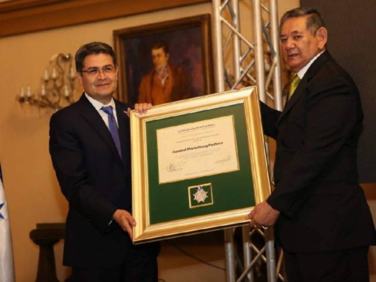 Presidente Hernández condecora a tres hondureños por su labor durante el huracán Mitch