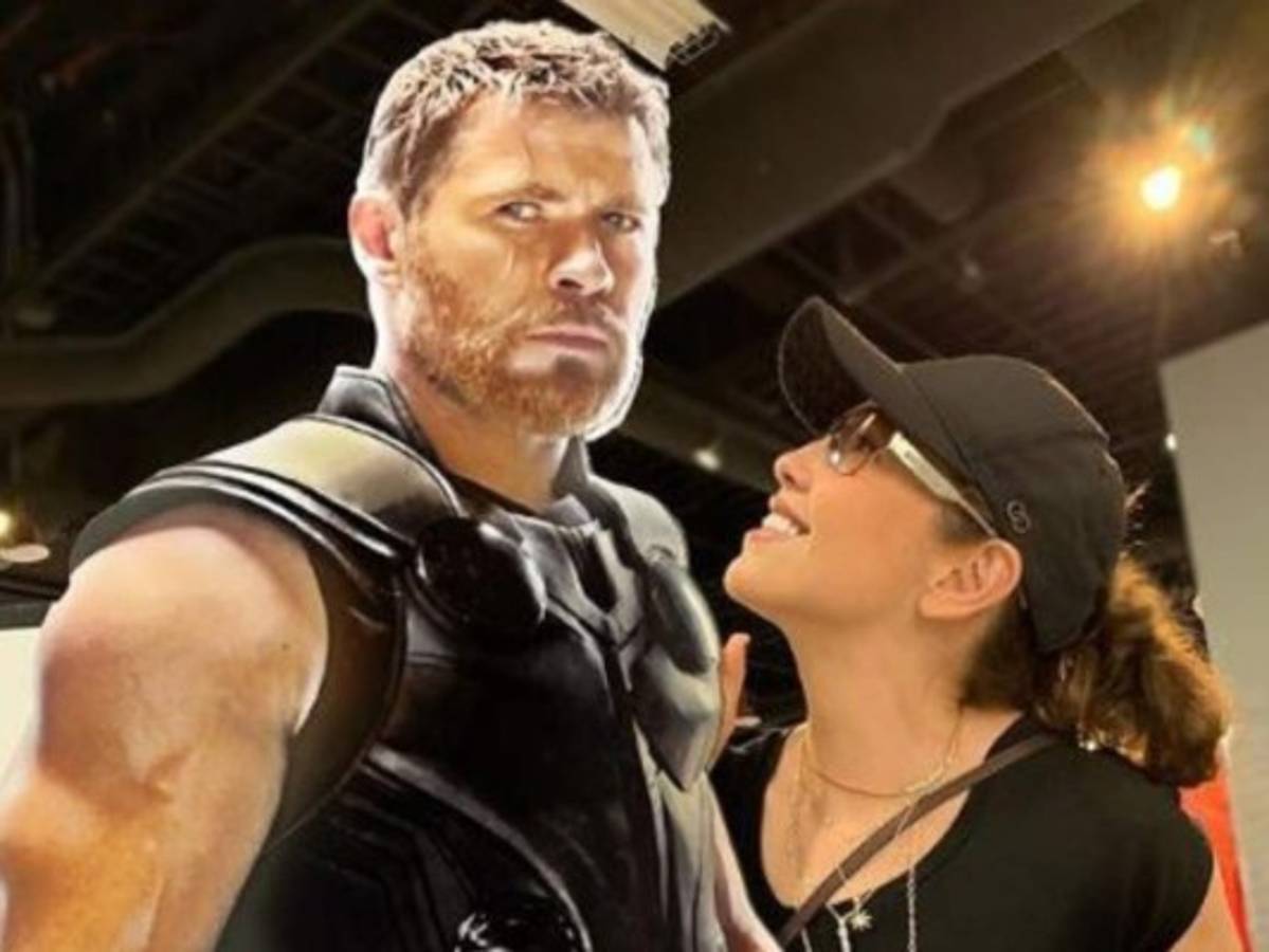 Thalía se toma foto con Thor y Tommy Mottola le deja un curioso mensaje  