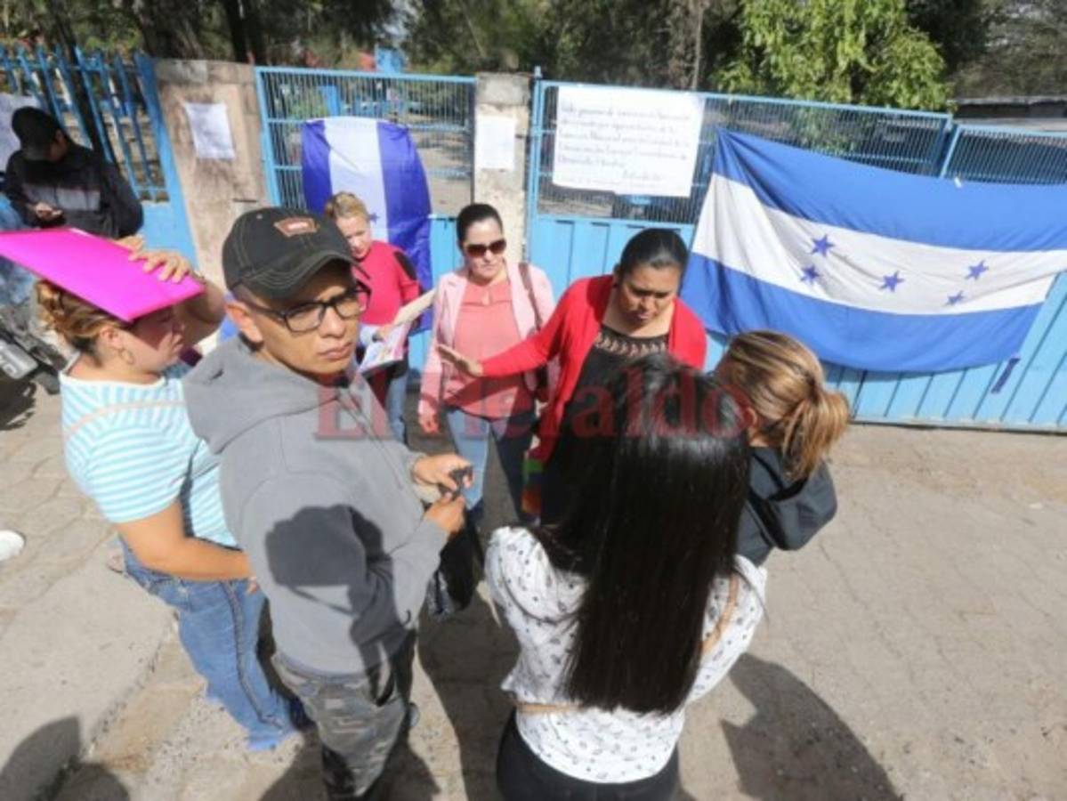 Maestros protestan contra resultados de concurso docente; piden nueva convocatoria