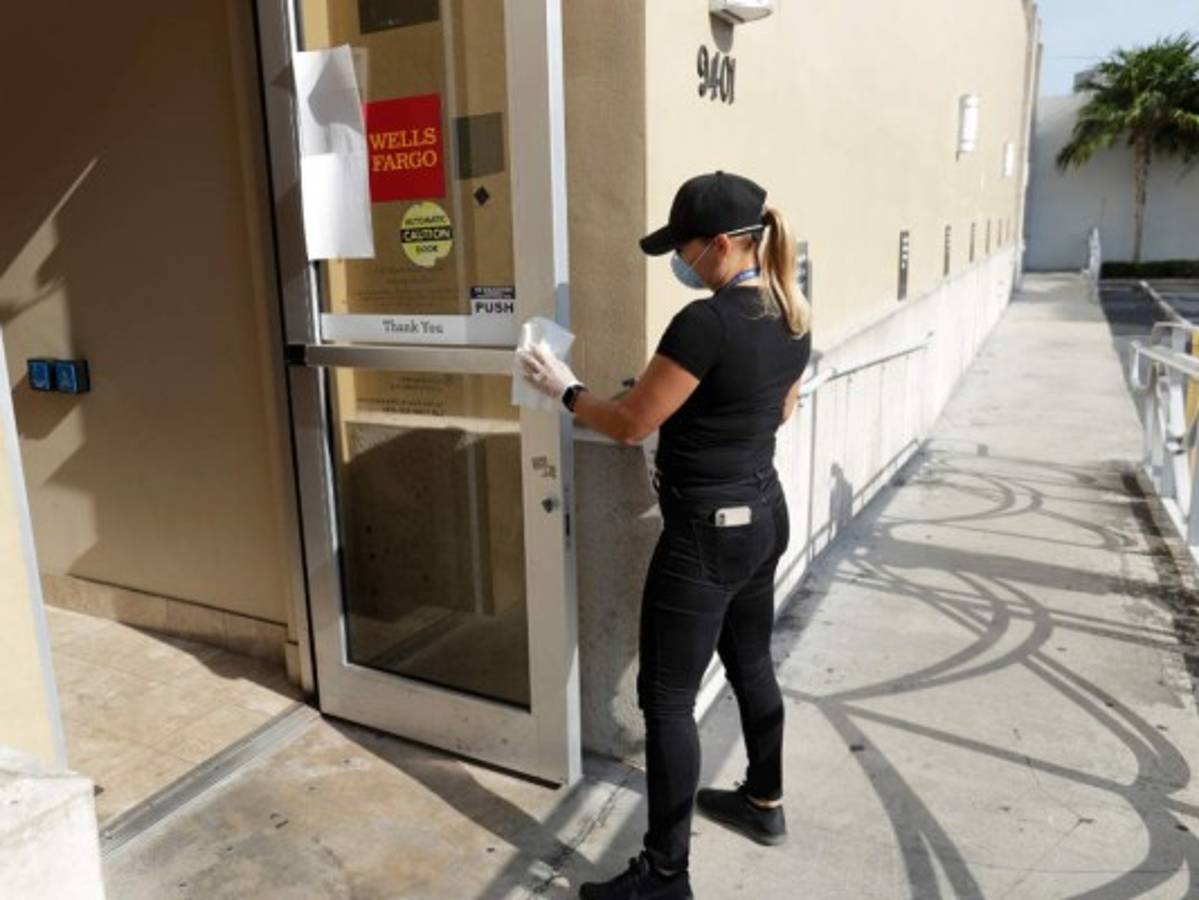 Disyuntiva: Laborar e infectarse o perder ayuda de desempleo por pandemia