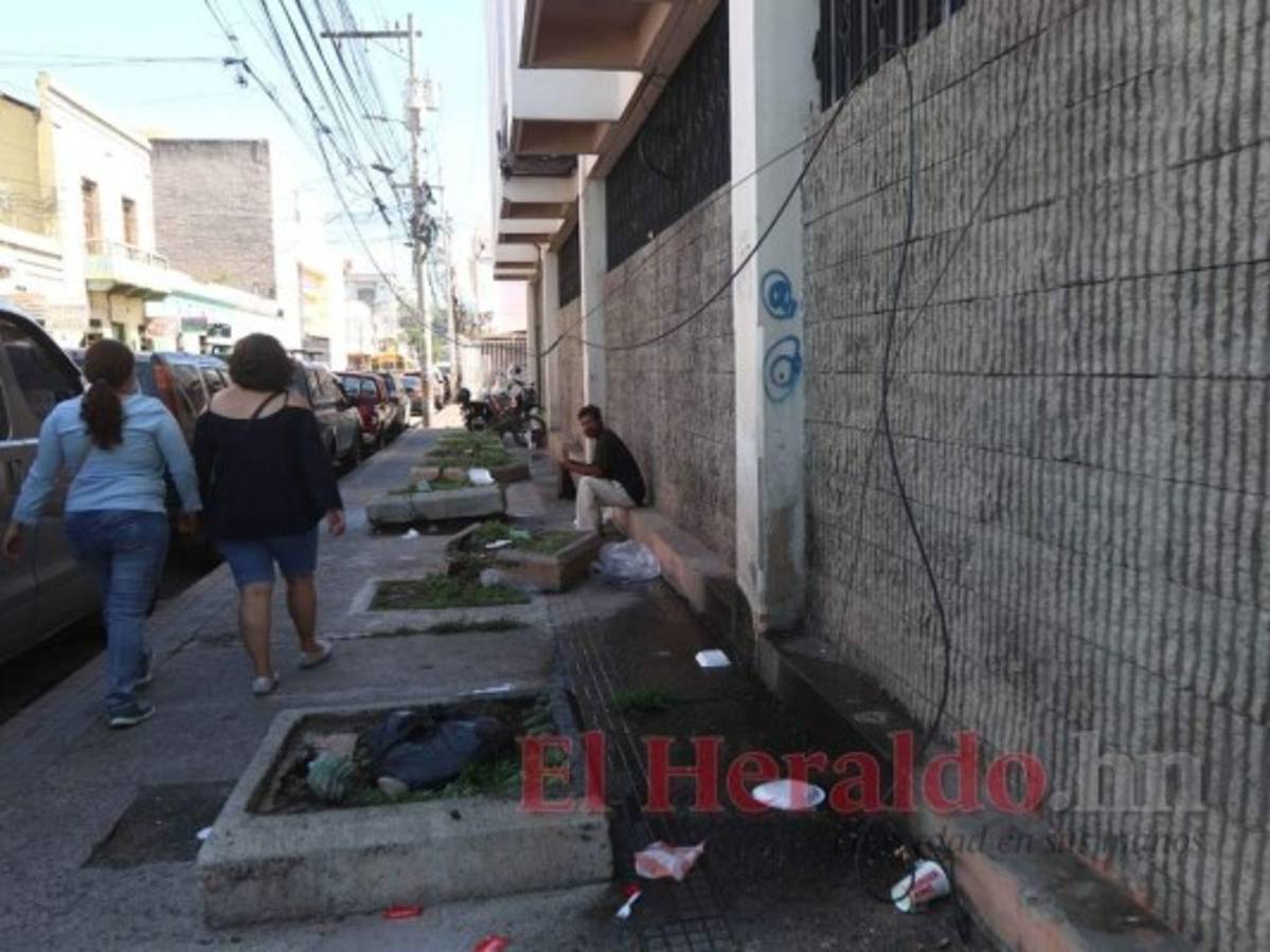 Entre obstáculos y remiendos se transita por el centro histórico de la capital