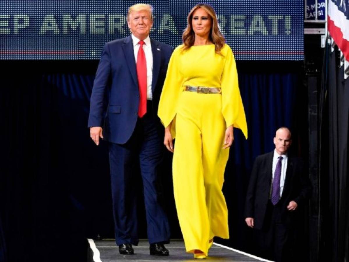 Melania opaca a Donald Trump con elegante atuendo en lanzamiento de campaña presidencial 2020