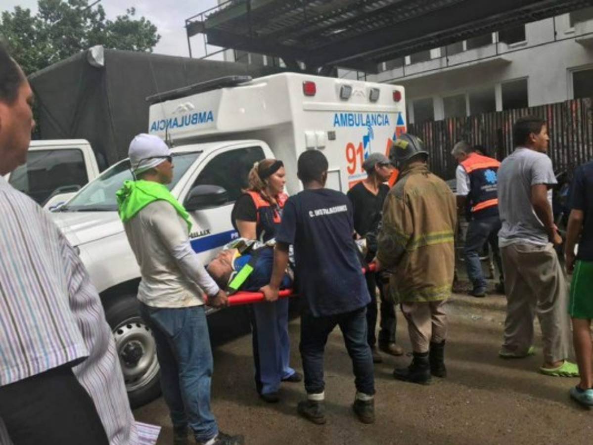 Rescatan con vida a dos obreros soterrados en colonia Juan Lindo de San Pedro Sula