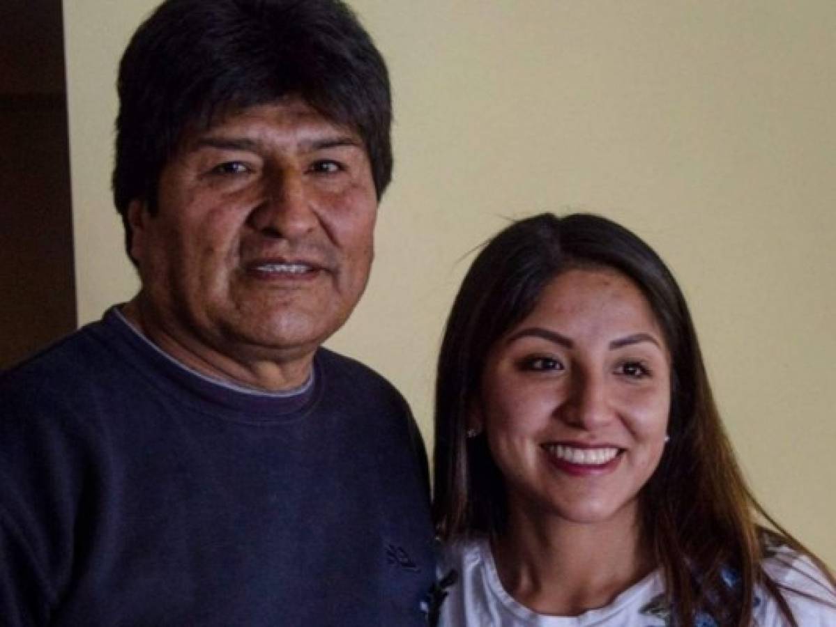 Hija de Evo Morales se vacuna contra el covid-19 y desata lluvia de críticas en Bolivia