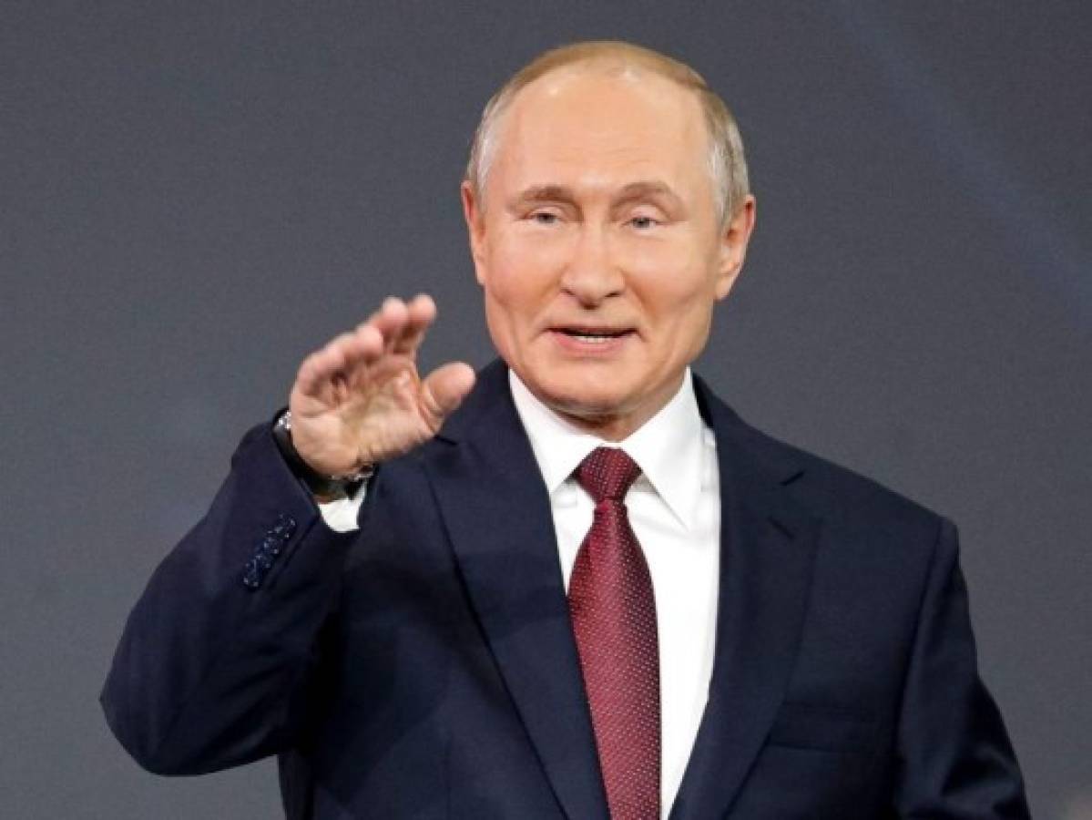 Putin pide a rusos que se vacunen e invita a extranjeros a hacerlo en Rusia  