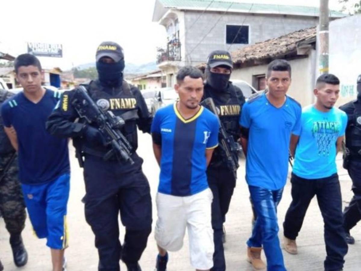 Momento en que los capturados eran trasladados escoltados por elementos de la Fuerza Nacional Anti Maras y Pandilas. (FNAMP).