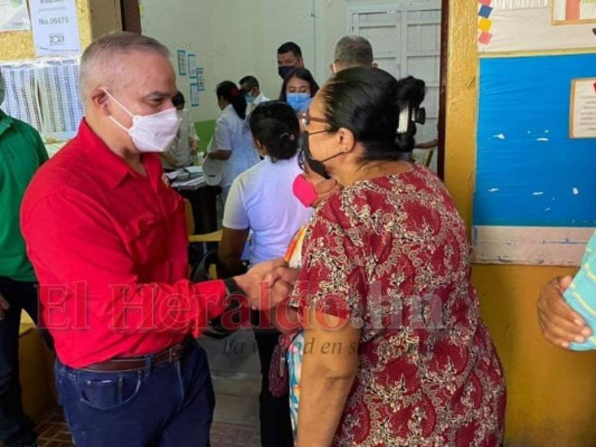 Yani Rosenthal acompaña a Quintín Soriano a votar en Choluteca