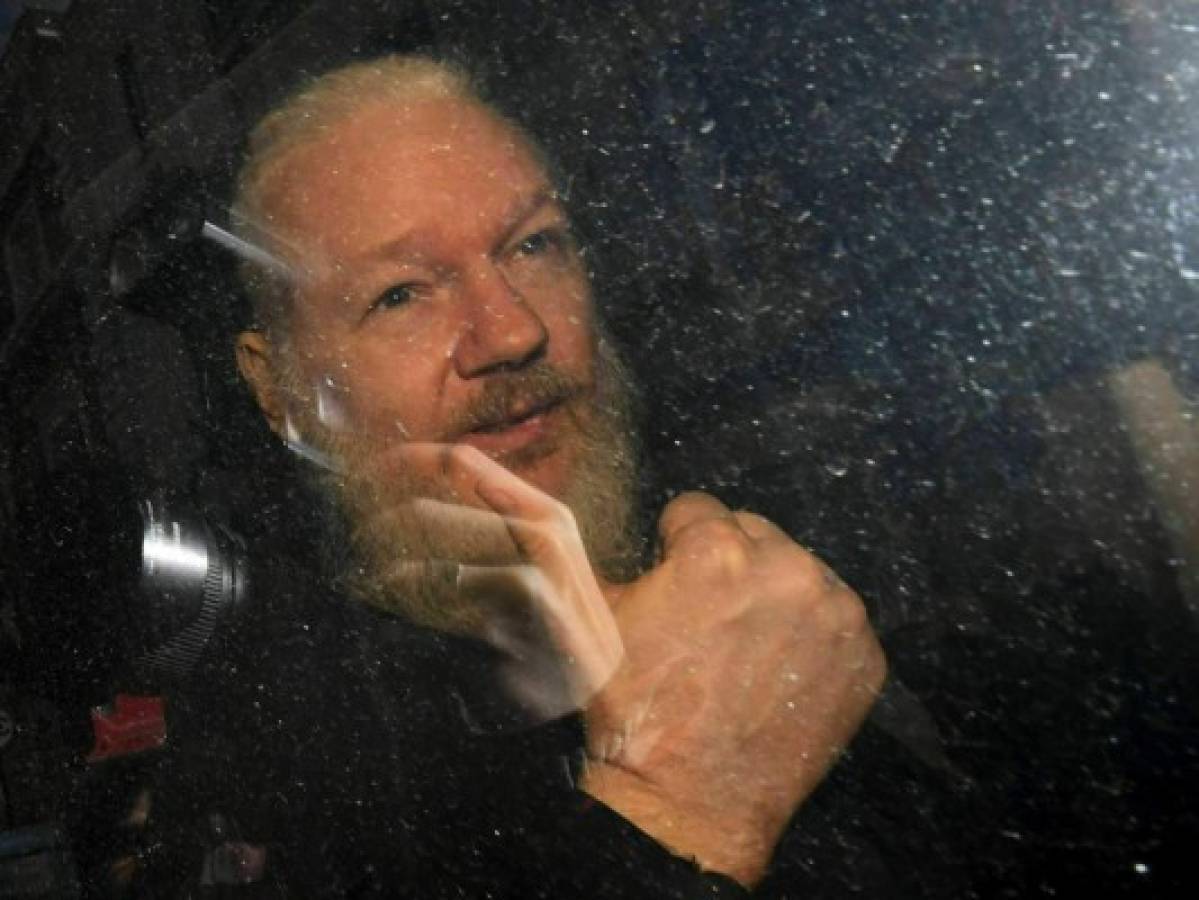 El padre de Assange pide que extraditen a a su hijo a Australia