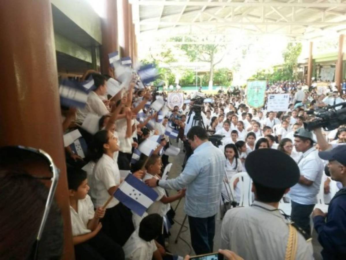 Gobierno entrega 25 mil pupitres a varias escuelas públicas de Comayagua  