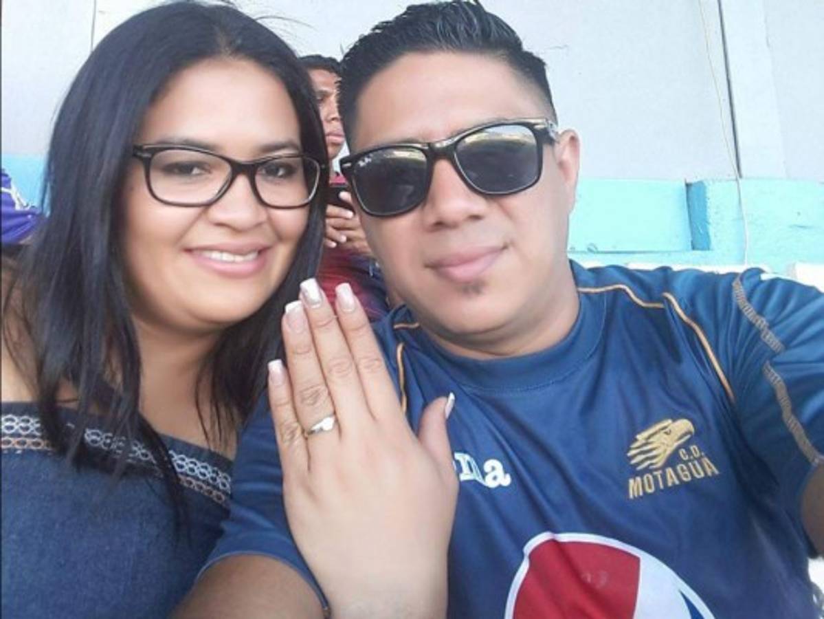 Hondureño le propone matrimonio a su novia durante partido de fútbol