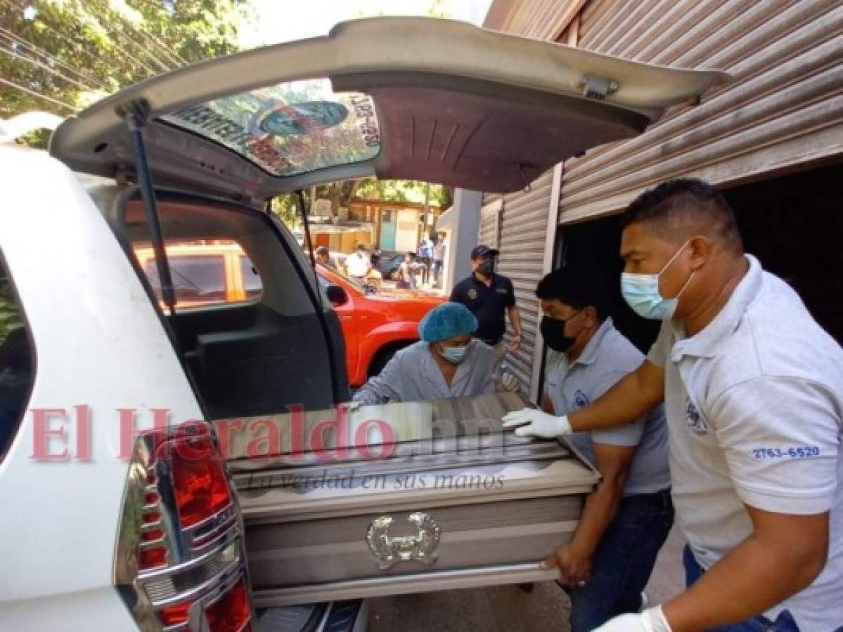 Familiares retiran de la morgue cuerpo de joven acribillada en aldea La Cuesta
