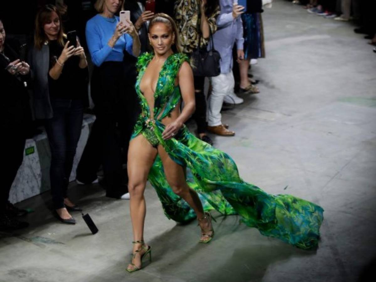 Jennifer López vuelve a usar icónico vestido verde de Versace   