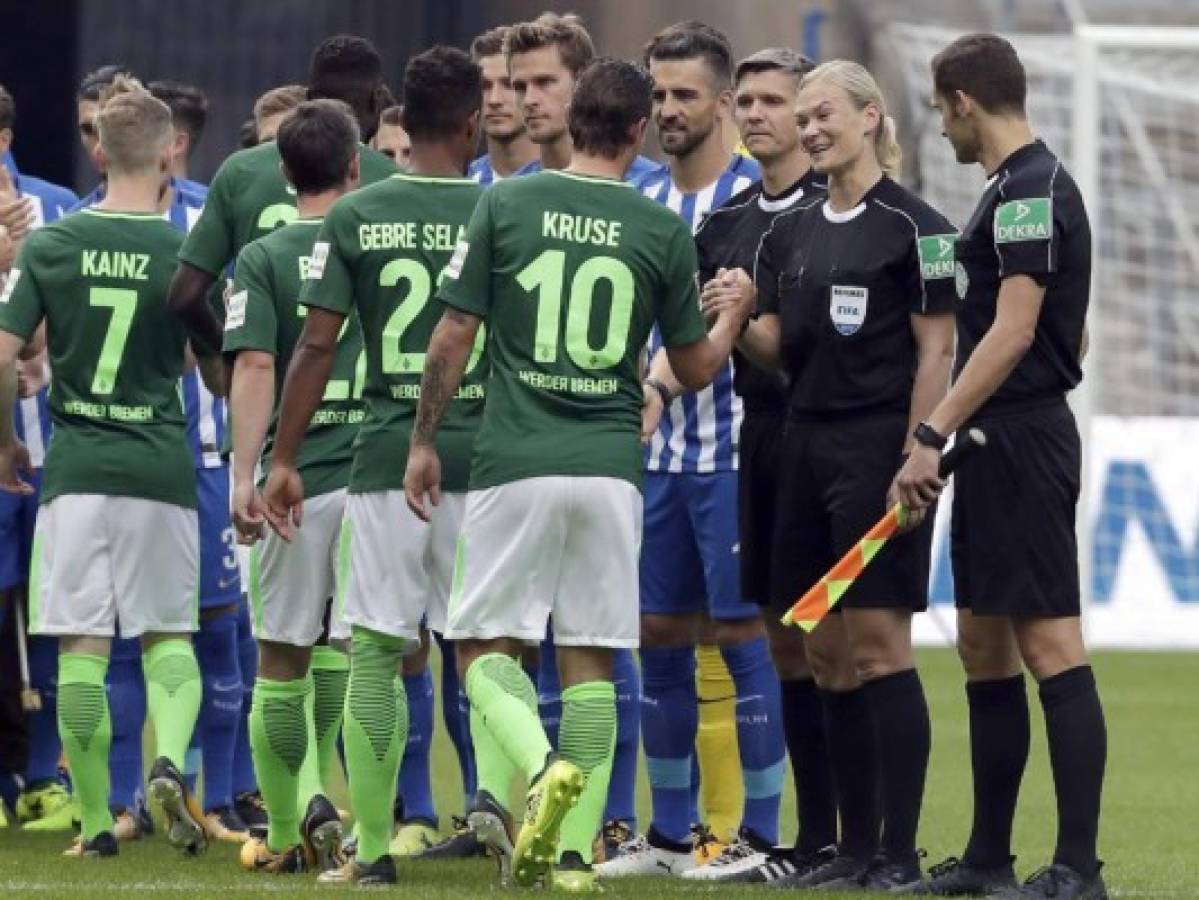 Primera mujer árbitro hace su debut en la Bundesliga