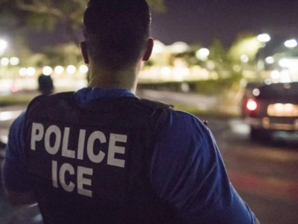Estadounidense demanda a ICE por detenerlo a pesar de tener su pasaporte   