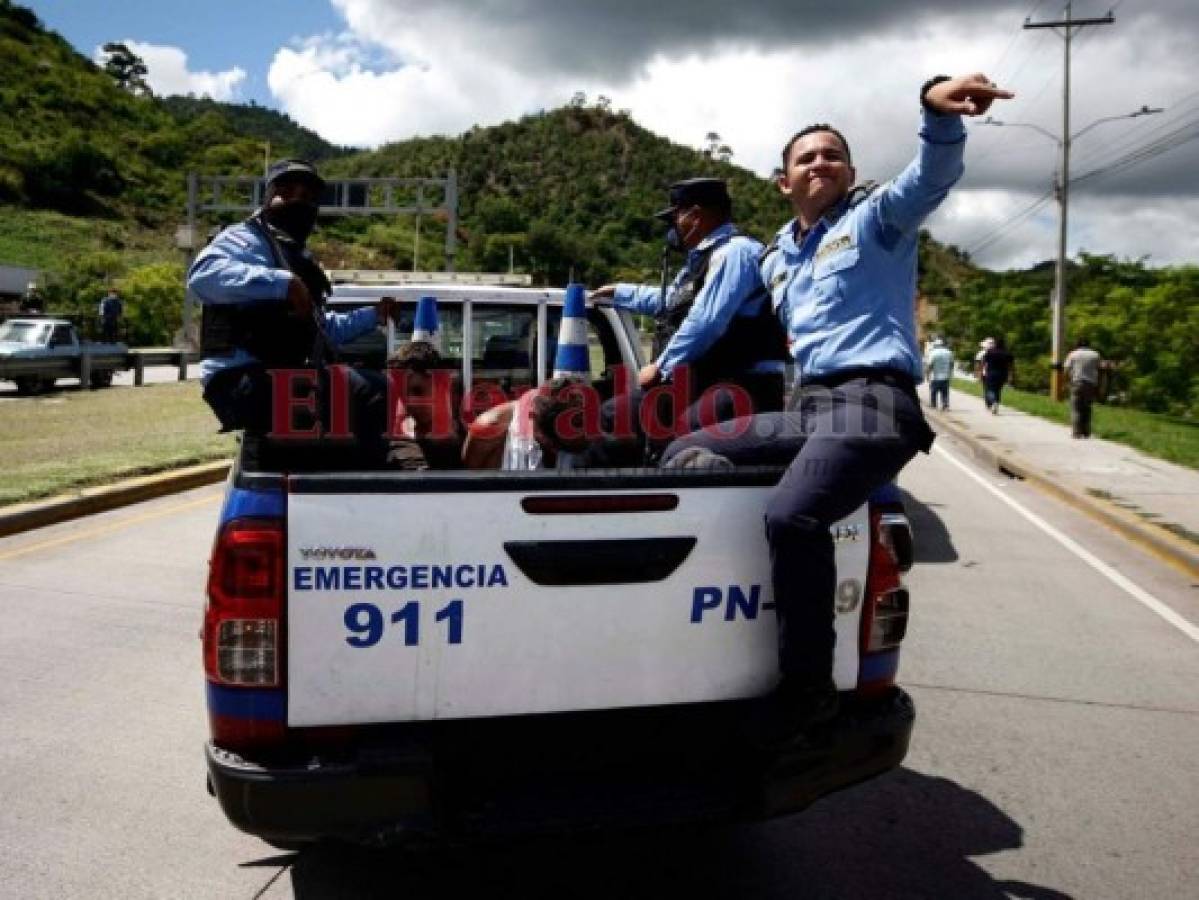 La Policía solicitó la asistencia de Cruz Roja Hondureña para sanar revisar a los jóvenes golpeados. Foto: Emilio Flores/EL HERALDO.