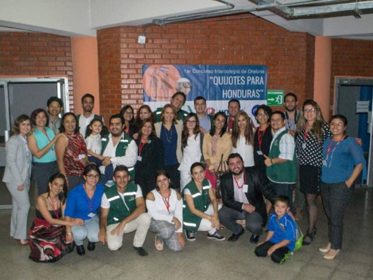 Aquí posando en conjunto todos los involucrados en el exitoso concurso.