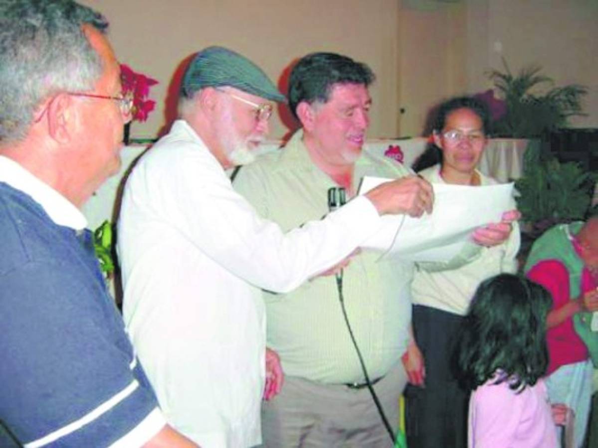 Enrique Ponce Garay entre libros, cine y amigos