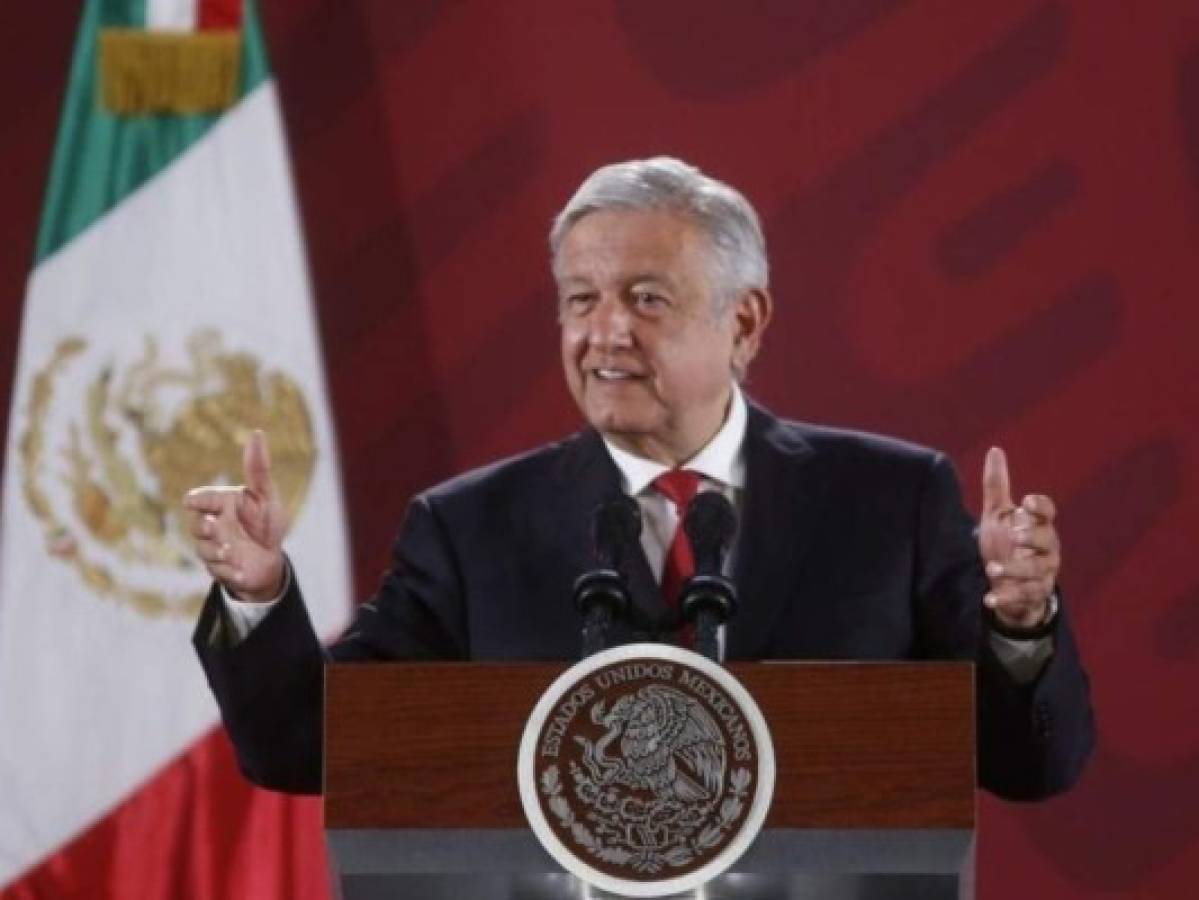 AMLO exhorta a familiares de José José a que le rindan homenaje en México