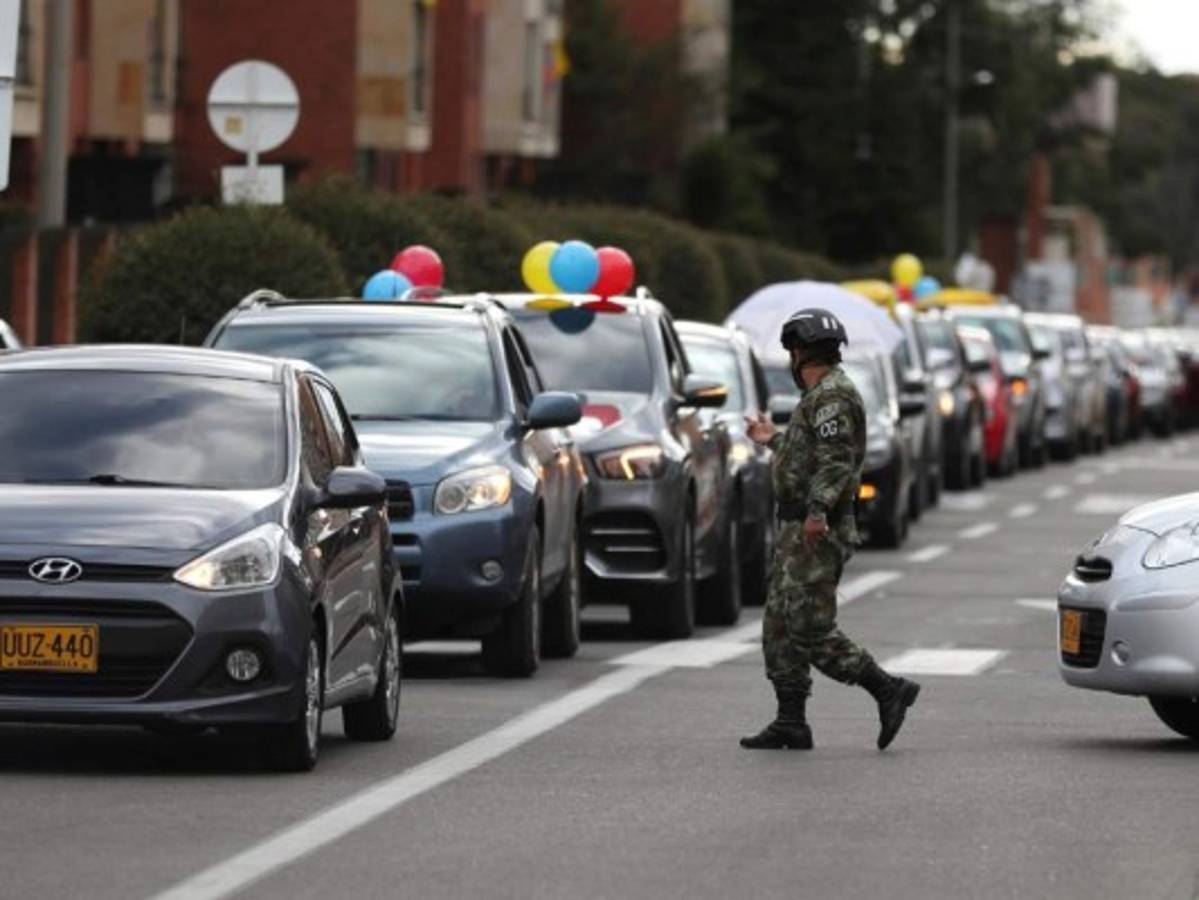Colombianos rechazan prisión de expresidente Álvaro Uribe