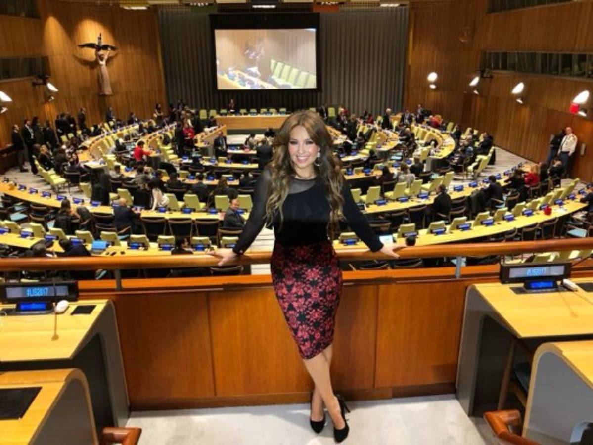 Thalía impacta en sede de las Naciones Unidas con su atuendo y diminuta cintura