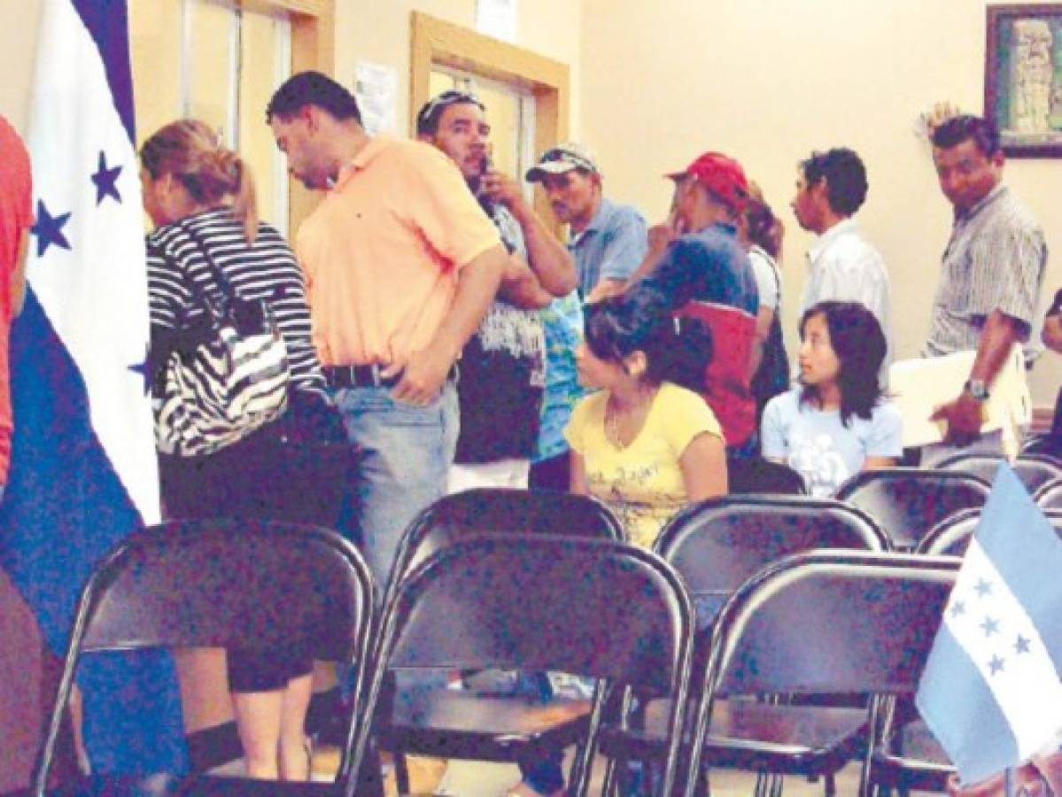 Hondureños sujetos a deportaciones saturan consulados en Estados Unidos