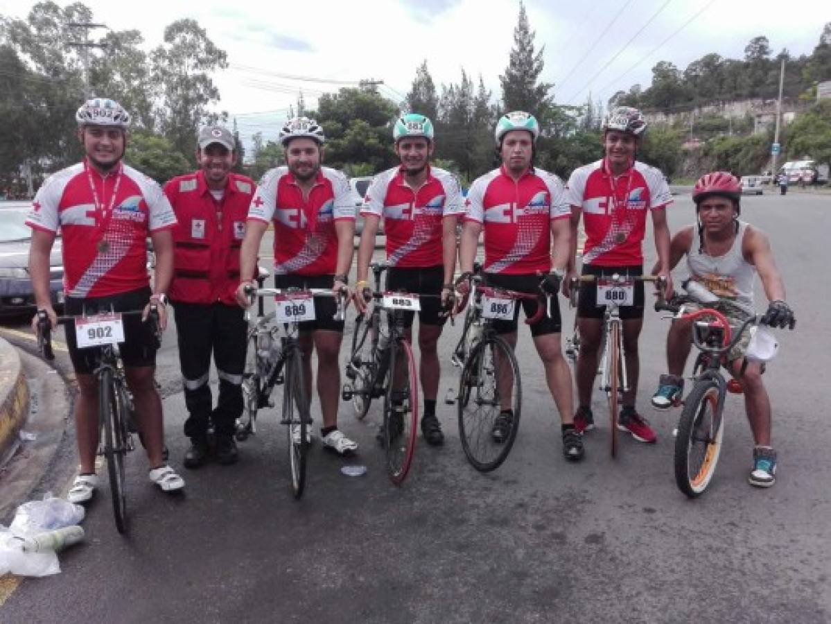 'La Roja Team', el equipo de la Cruz Roja que le pone nombre a sus bicicletas