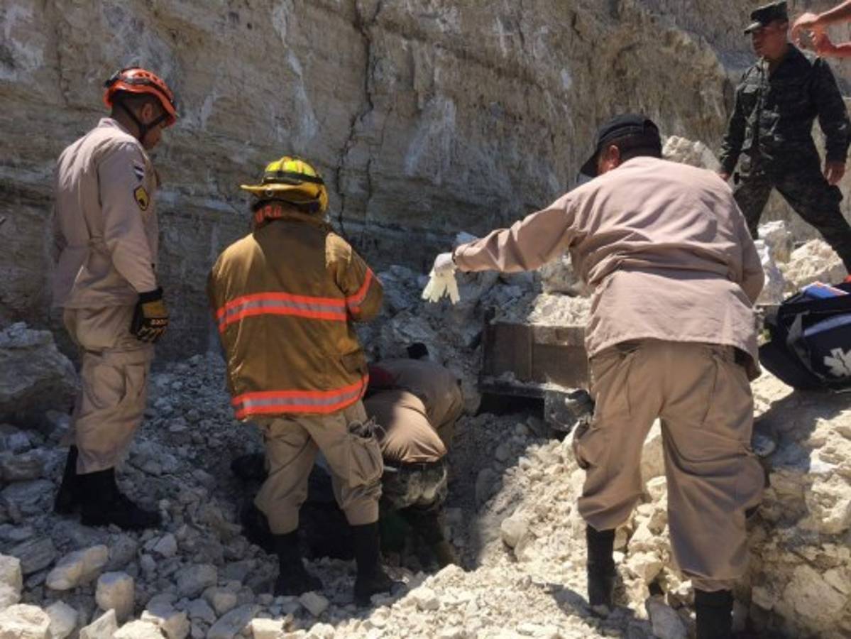 Rescatan con vida a dos jóvenes que estaban soterrados en sector de Comayagua