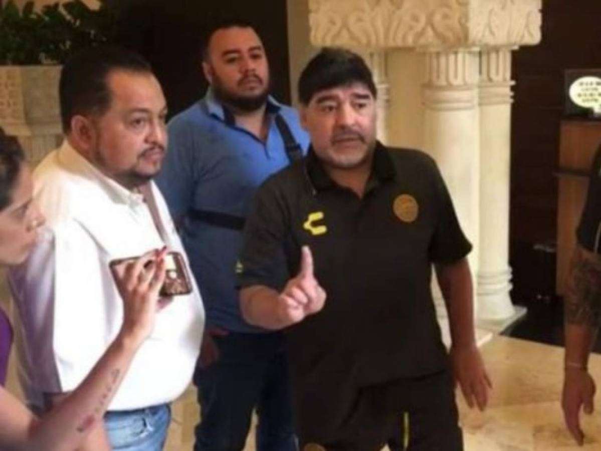 Diego Armando Maradona se enoja con periodistas mexicanos