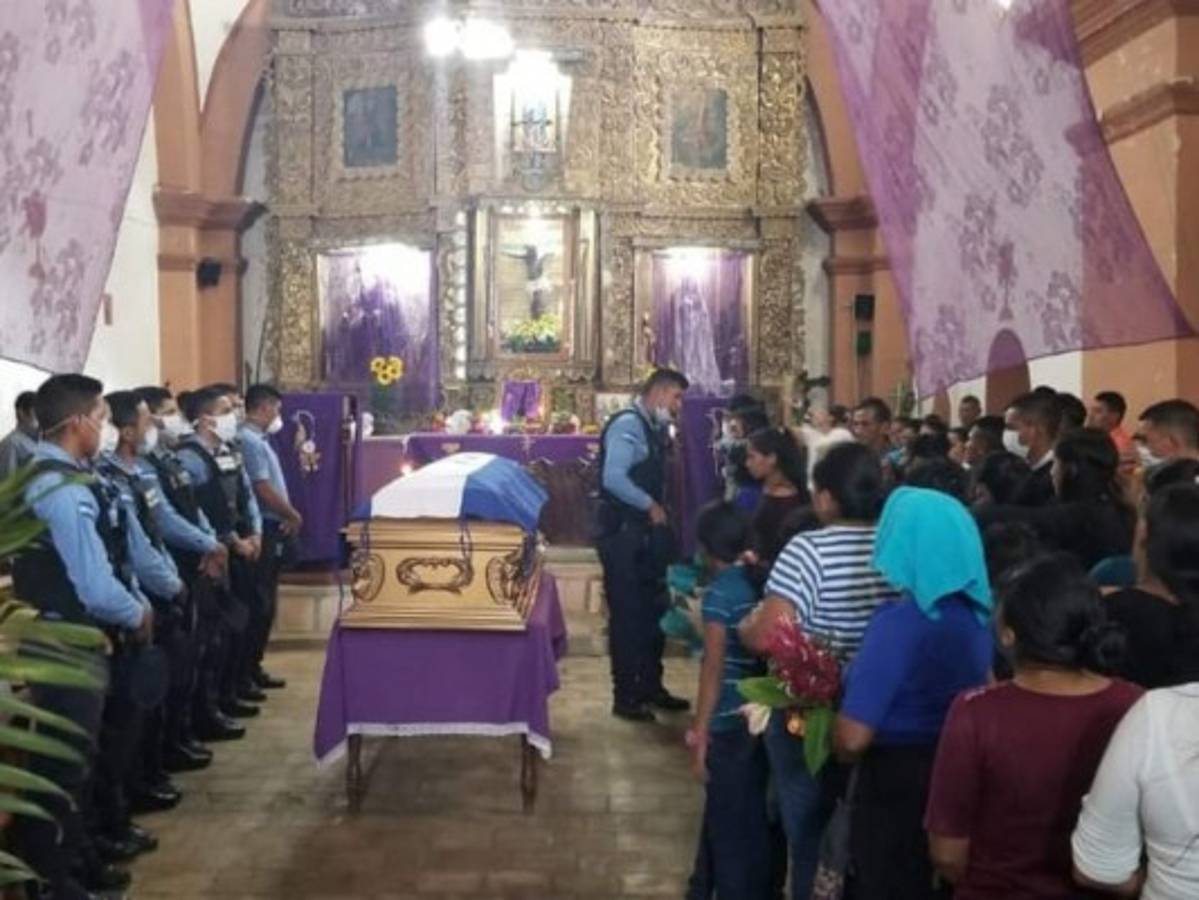 Ocotepeque despide a policía asesinado a machetazos en toque de queda