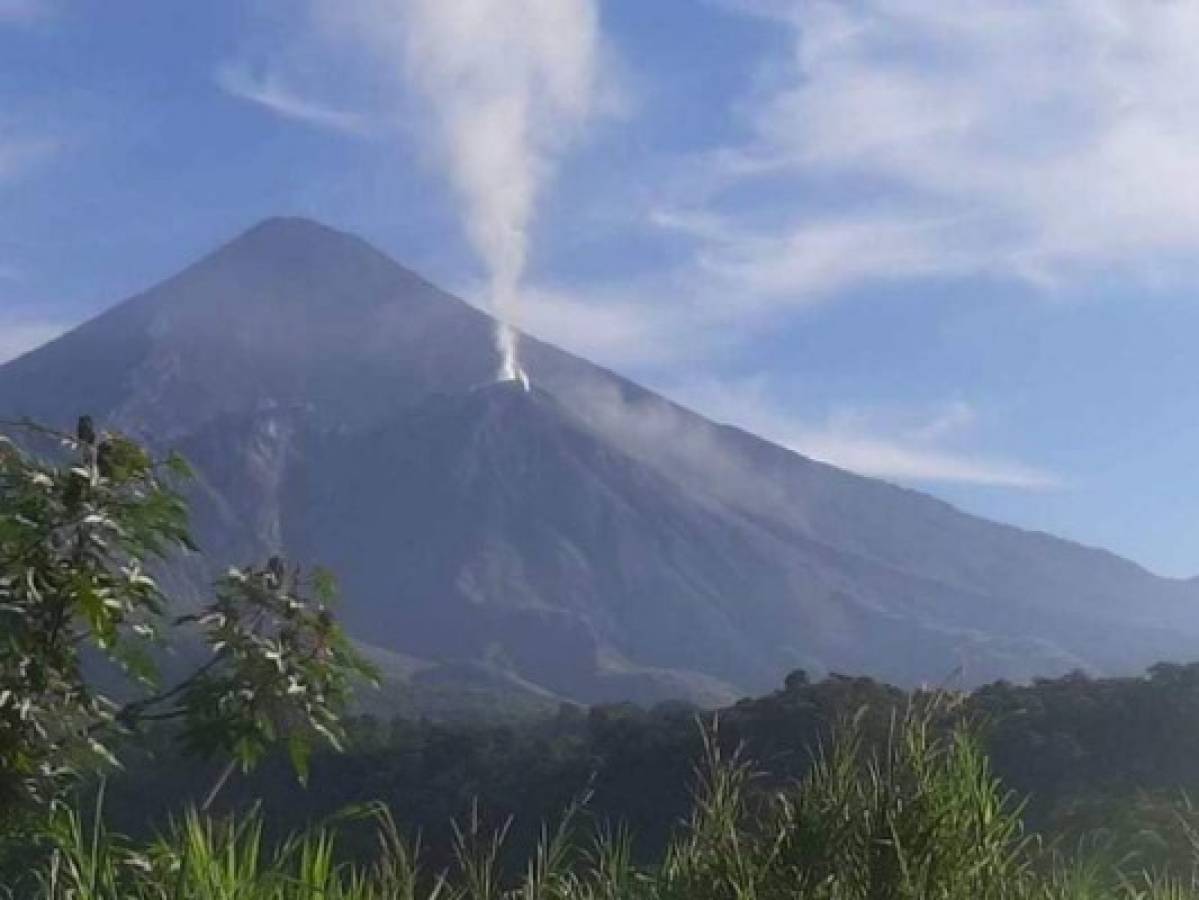 Volcanes Fuego y Santiaguito expulsan ceniza en Guatemala