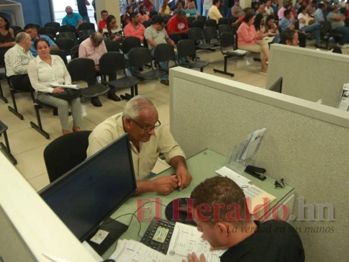 Continúa el pago del catorceavo salario en el sector público