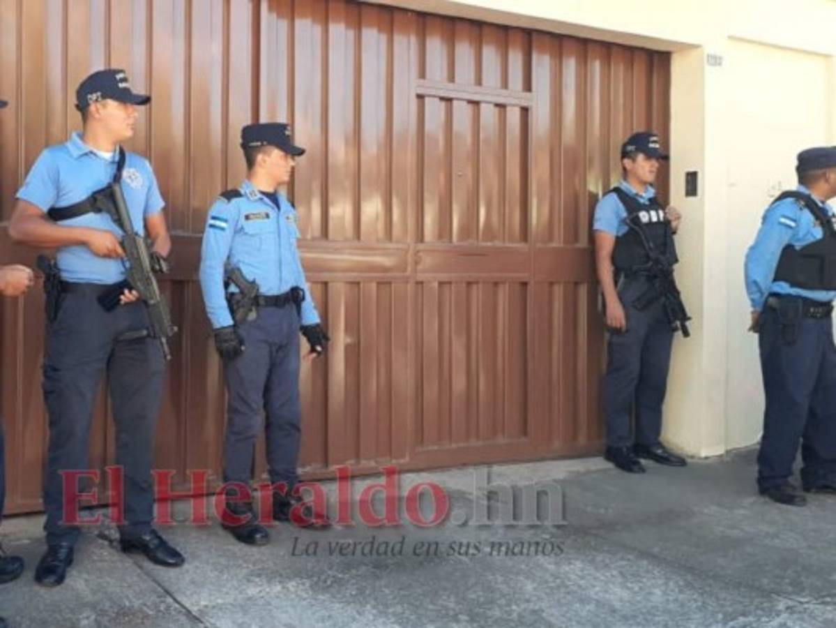 Las autoridades de la DPI llegaron después del mediodía a la lujosa vivienda. Foto Johny Magallanes| EL HERALDO