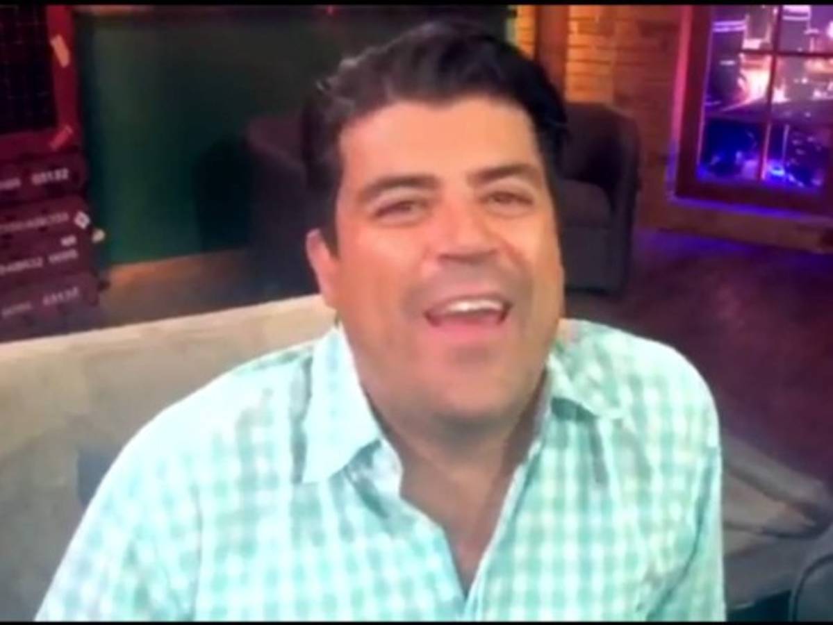 Conductor de Hoy muestra por error fotos íntimas en su celular