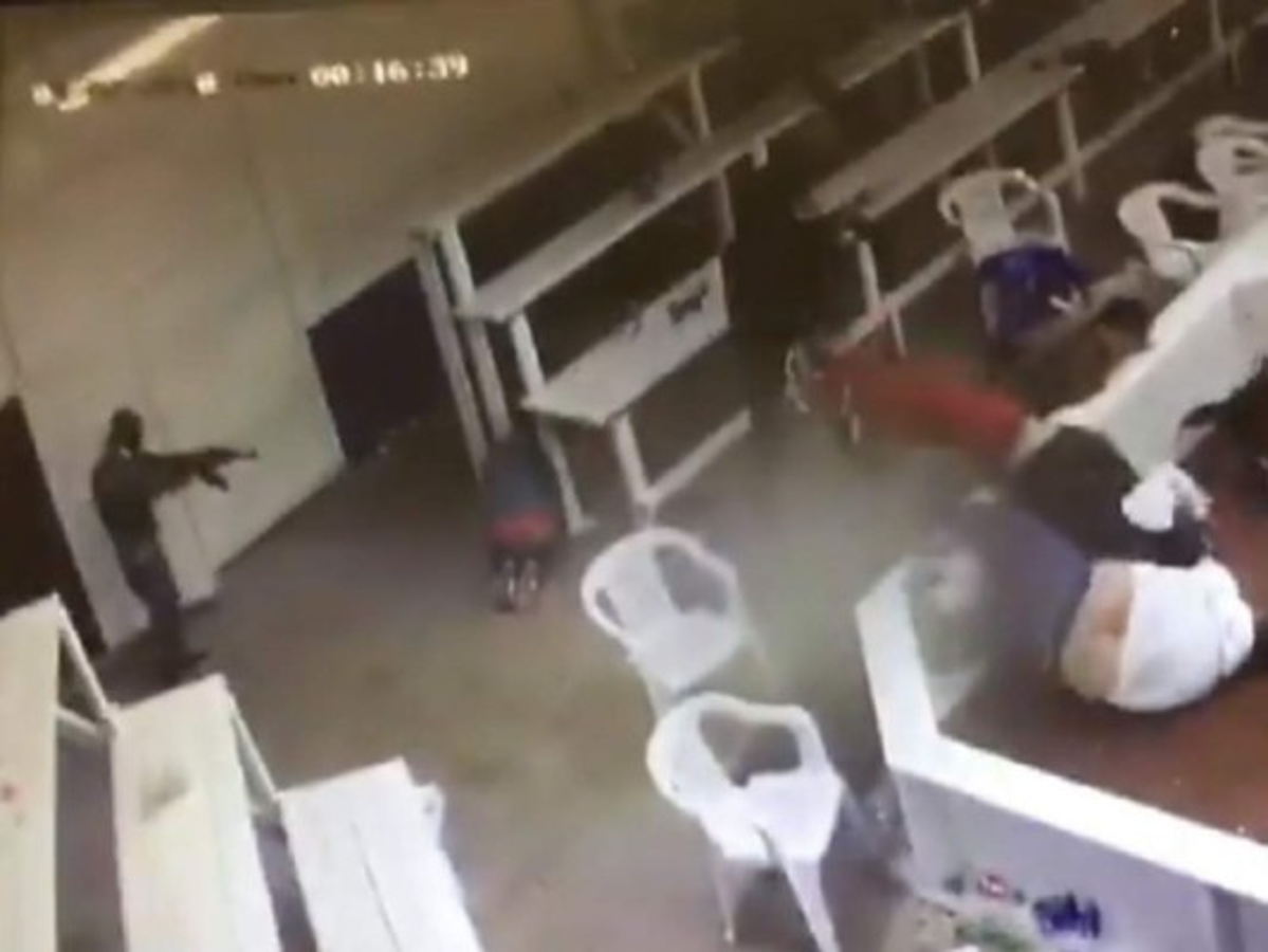 Los sicarios ingresaron al lugar y comenzaron a disparar contra los presentes en la graderías.