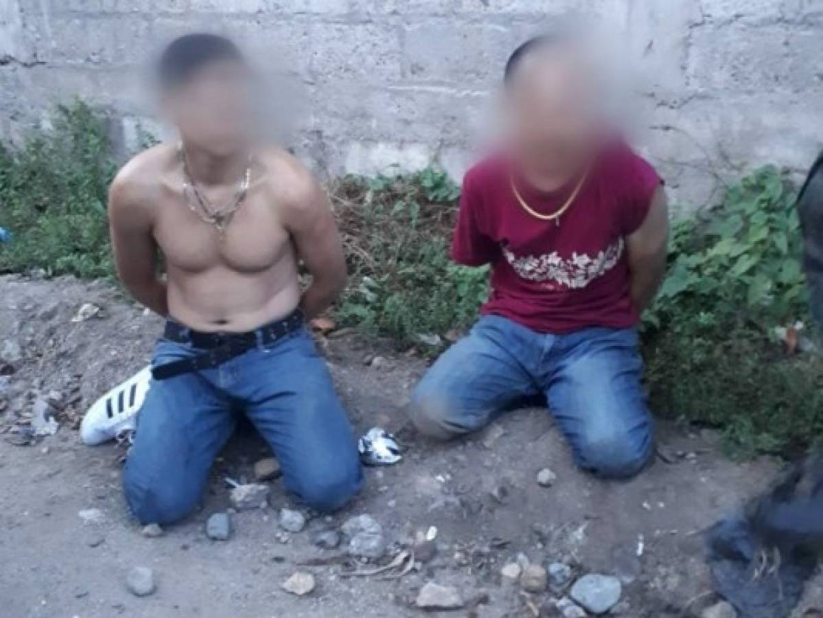 Con listados y armas capturan a dos presuntos extorsionadores en San Pedro Sula