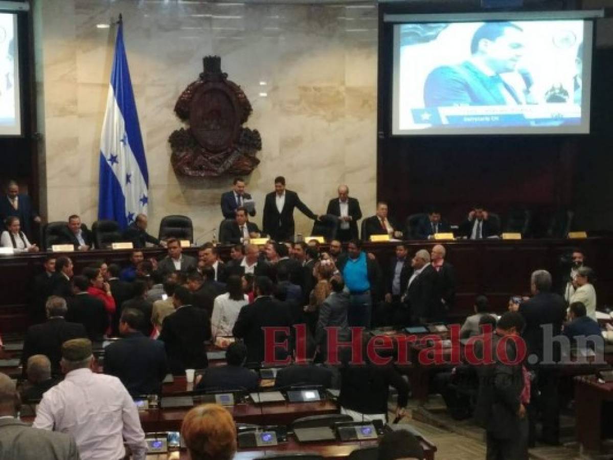 Golpes y cohetes en nuevo zafarrancho dentro del Congreso Nacional