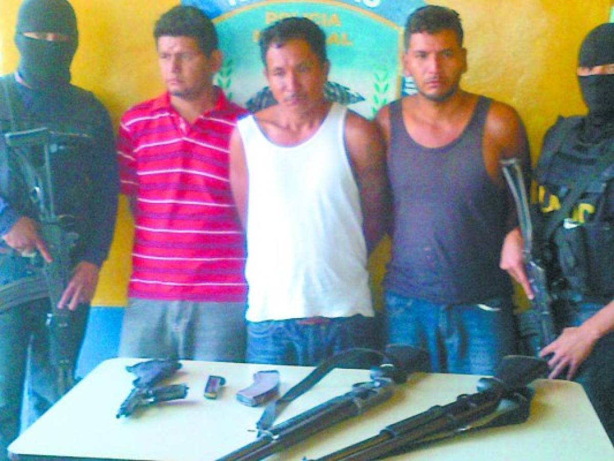 Honduras: Caen tres hombres en posesión de armas