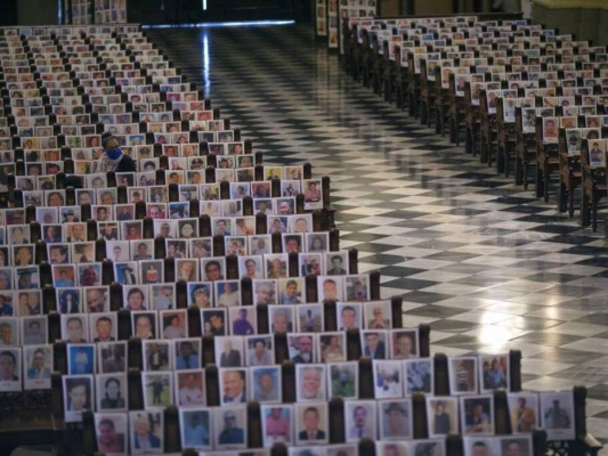 Misa inédita en Perú: colocan 4 mil retratos de víctimas de covid-19