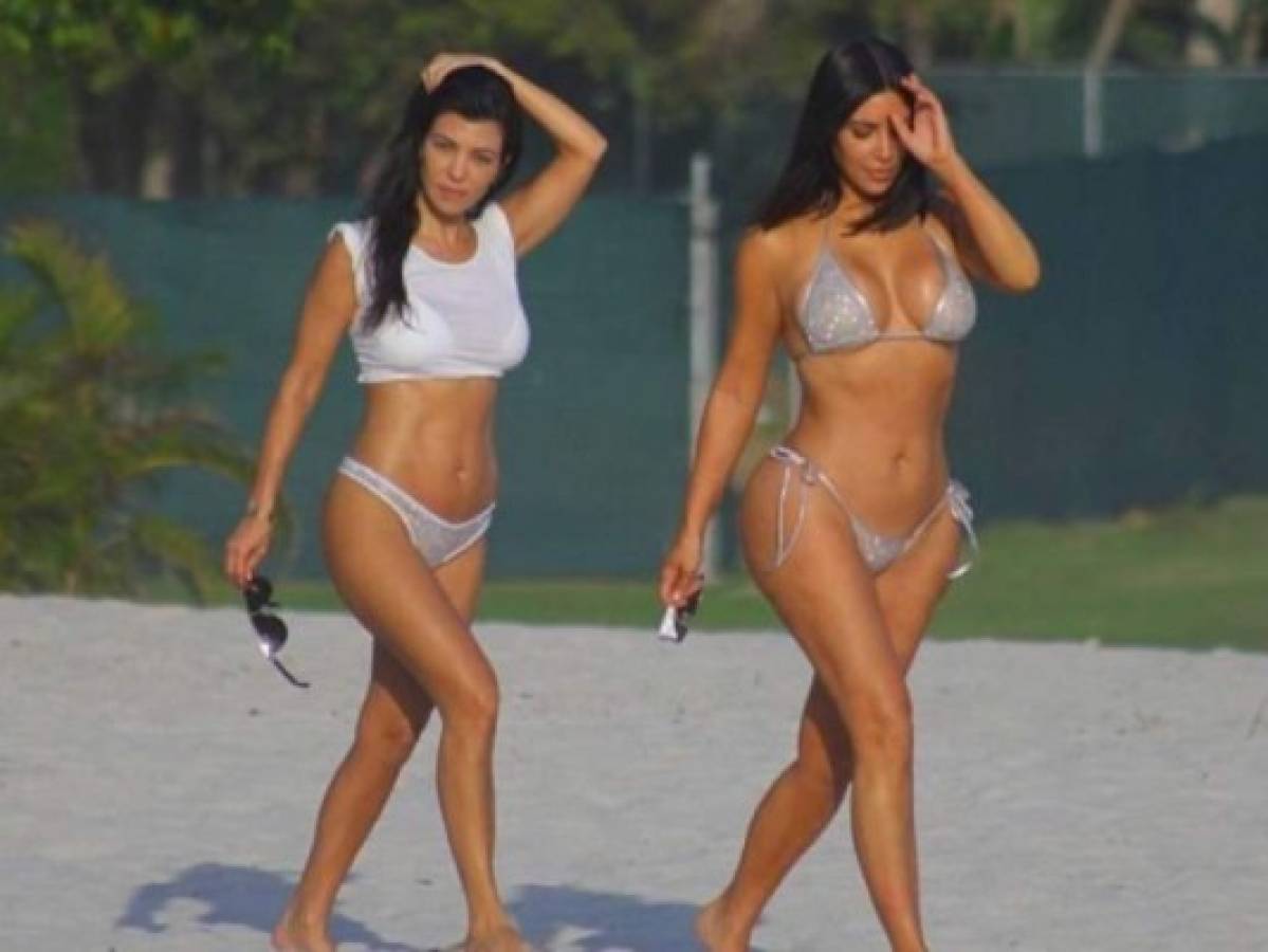 Kourtney Kardashian publica sensual foto en traje de baño junto a su hermana Kim