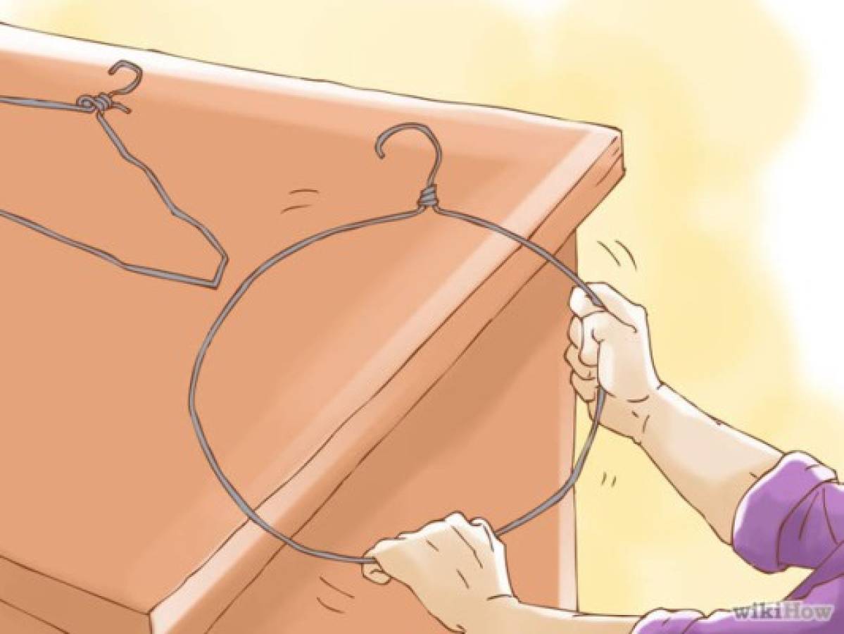 Estira el alambre dándole forma redonda o como prefieras dependiendo del diseño que quieras hacer (Foto cortesía: WikiHow)